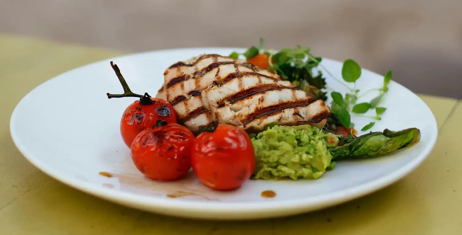 Gegrillte Hähnchenbrust mit Avocado-Salsa
