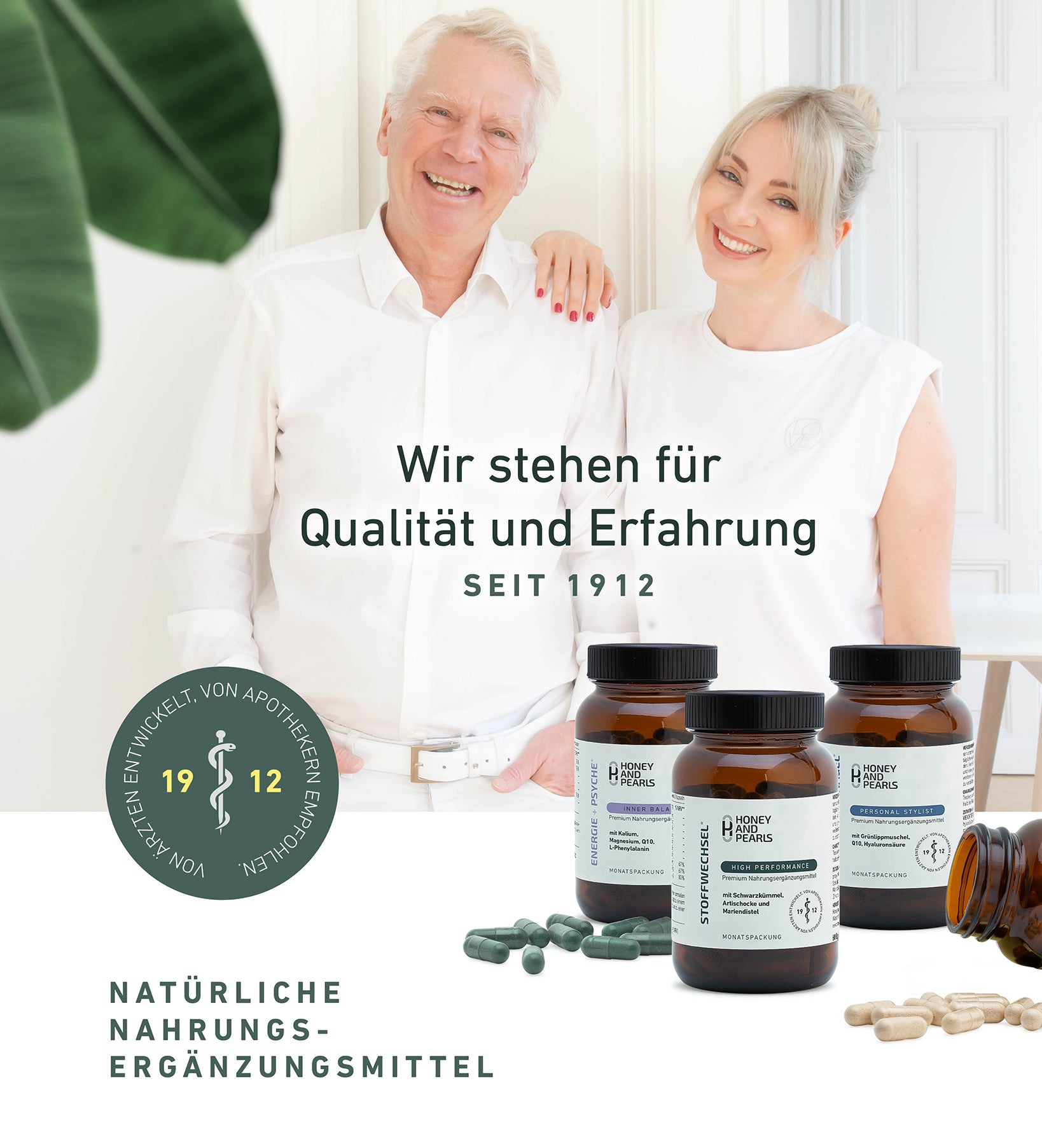 Dr. Volkher Zähres und Carina Weihgold in weiß gekleidet, Carina legt Hand auf die Schulter von Dr. Volkher, ihrem Vater. Am unteren Bereich des Bildes ist ein rundes Siegel zu sehen: 1912, Von Ärzten entwickelt, von Apotekern empfohlen. Darunter steht: Natürliche Nahrungsergänzungsmittel. Im Vordergrund sind Honey and Pearls Dosen: Inner Balance, High Performance, Personal Stylist, Move It. Banenenblätter sind dezent und dekorativ sichtbar und geben ein natürliches Gefühl. mobile Ansicht.