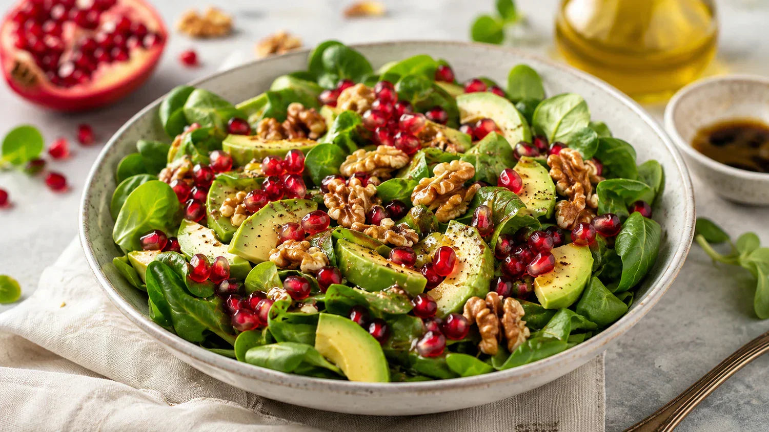 Haut-Glow-Salat mit Granatapfel – sommerliches Beauty-Rezept mit gesunden Fetten