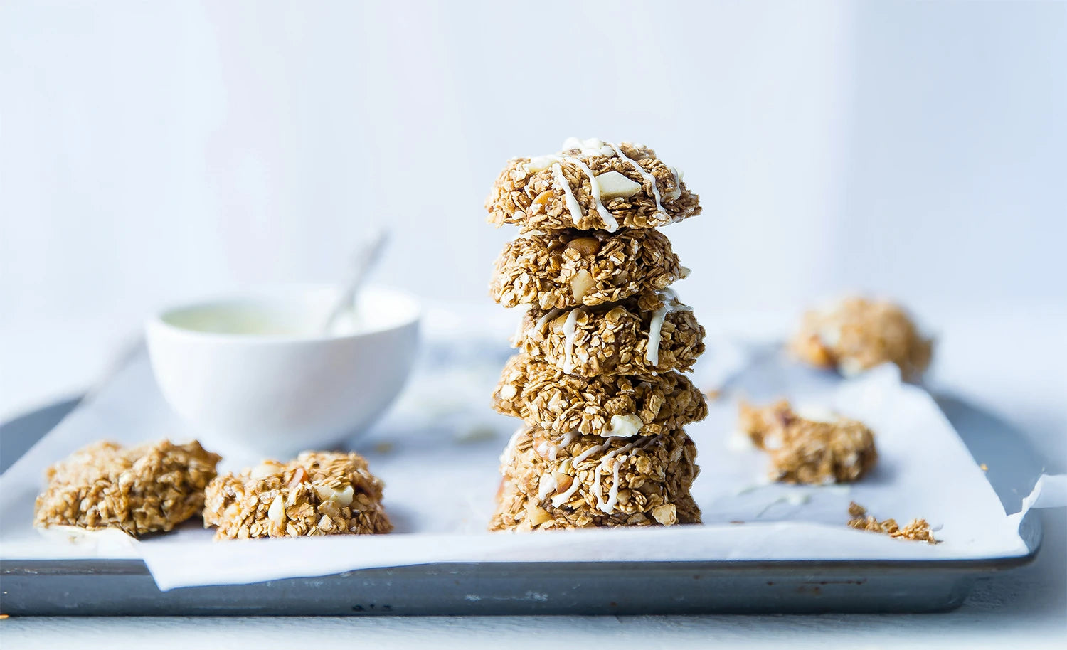Goldbraune Hafer-Apfel-Kekse mit Zimt, frisch aus dem Ofen, angerichtet auf einem weißen Tablett in morgendlicher Stimmung – gesunder Snack für den Stoffwechsel.