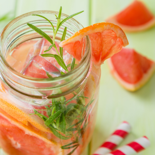 Erfrischendes Wasser mit Zimt und Grapefruit