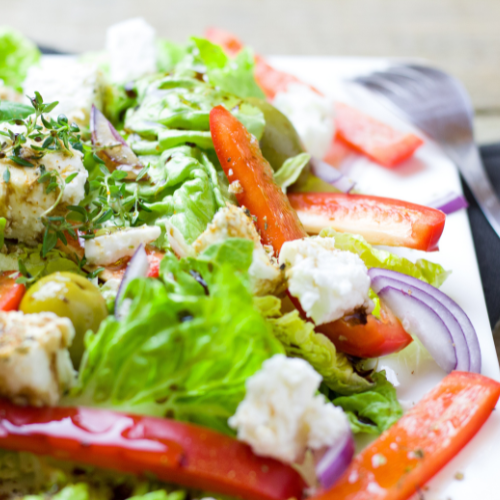Frischer Sommersalat mit Haselnüssen und Wassermelone