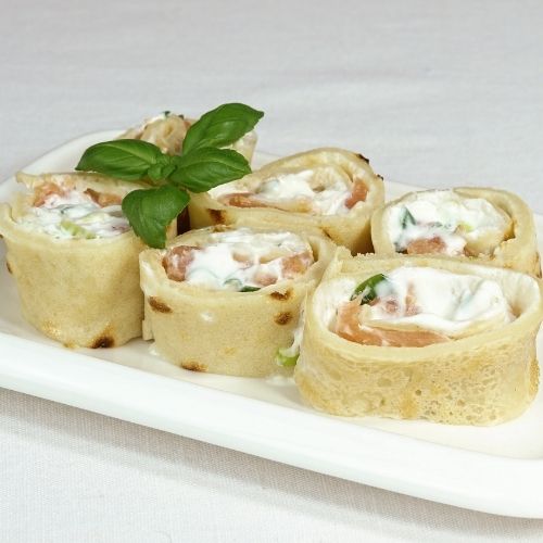 Pfannekuchen Röllchen mit Lachs 