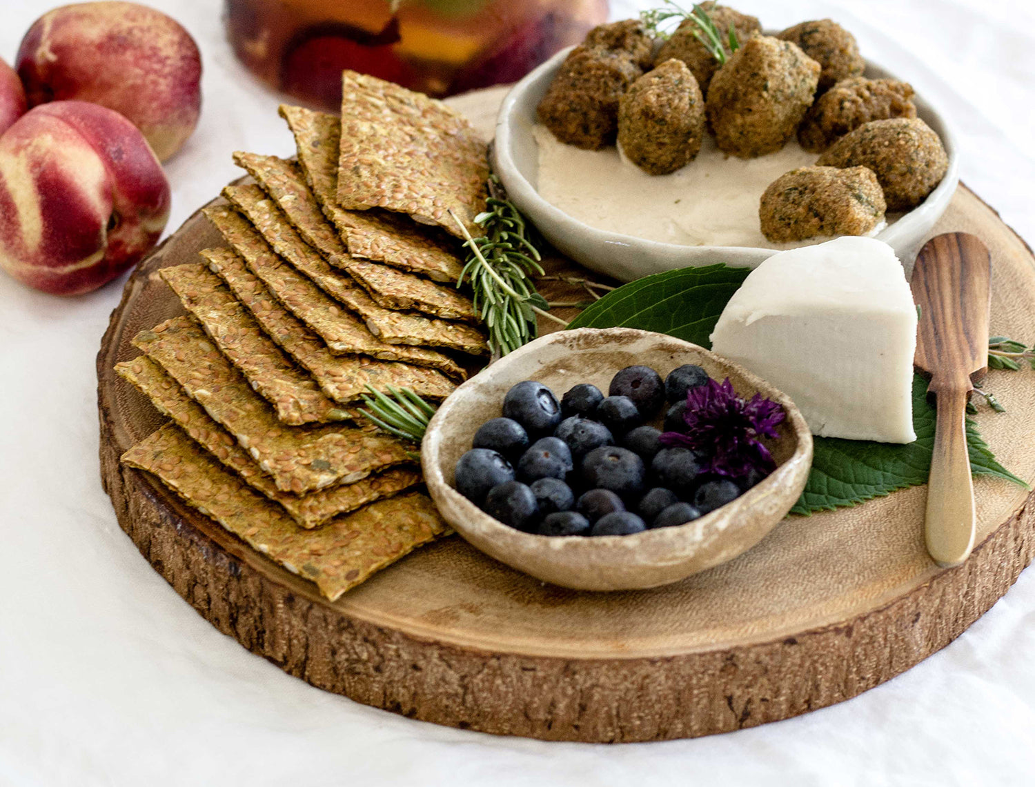 Leinsamen-Cracker mit Hummus