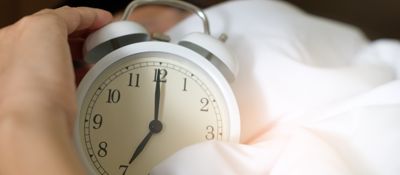 Wecker in Bett warum guter Schlaf so wichtig ist
