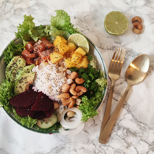 Herzhafte Bowl mit Lachs Avocado und Mango 