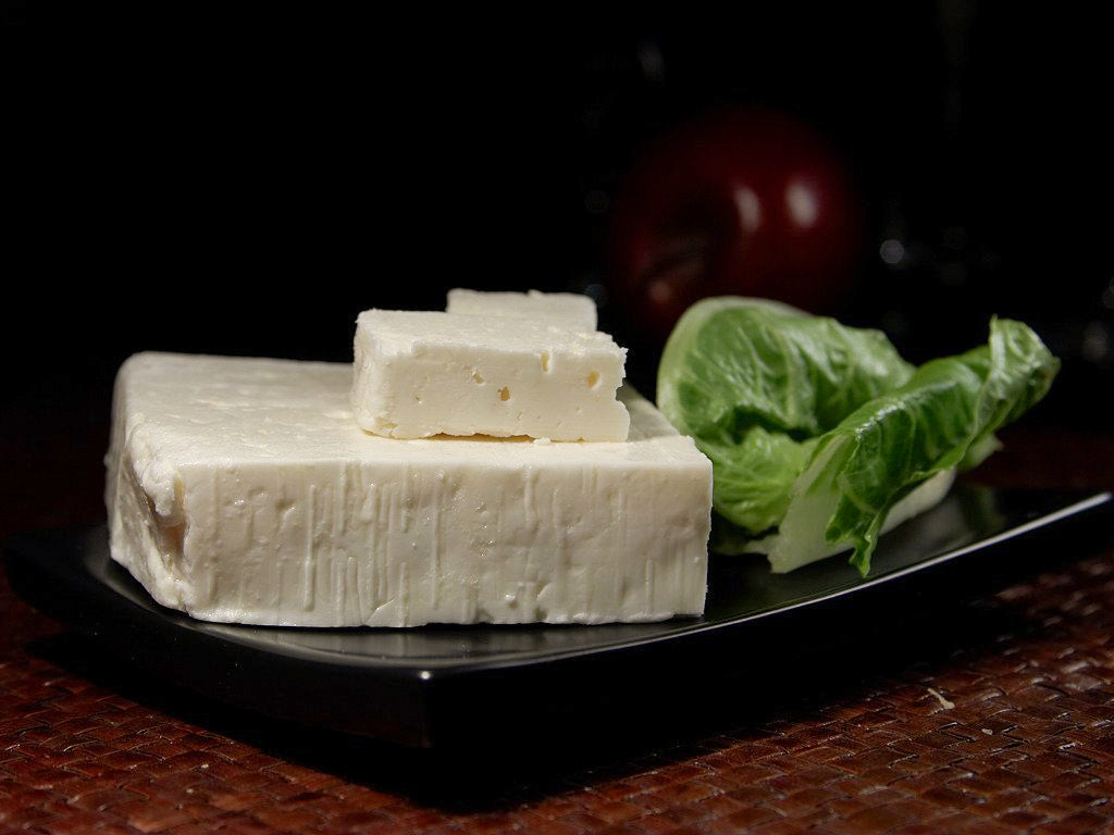 Panierter Feta mit Rotkohl und grüner Kräutersoße