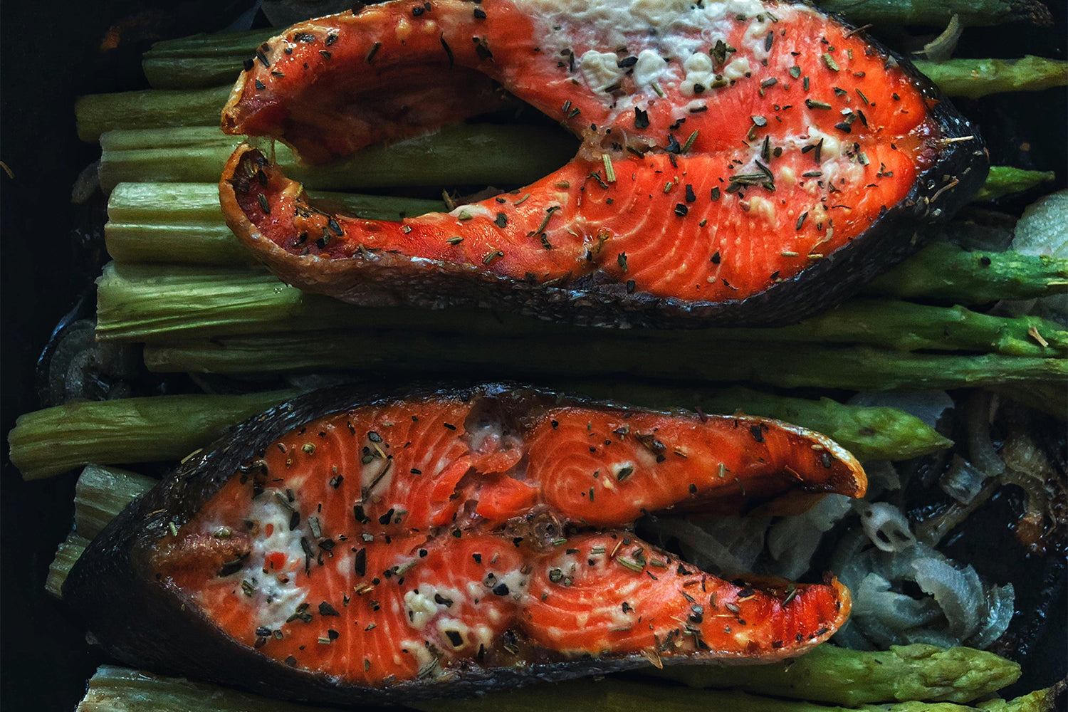 Gebackener Lachs mit Süßkartoffelstampf und grünem Spargel
