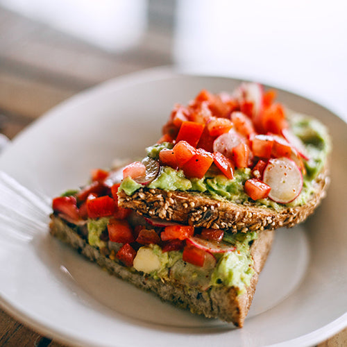 Avocado-Brot mit Tomaten