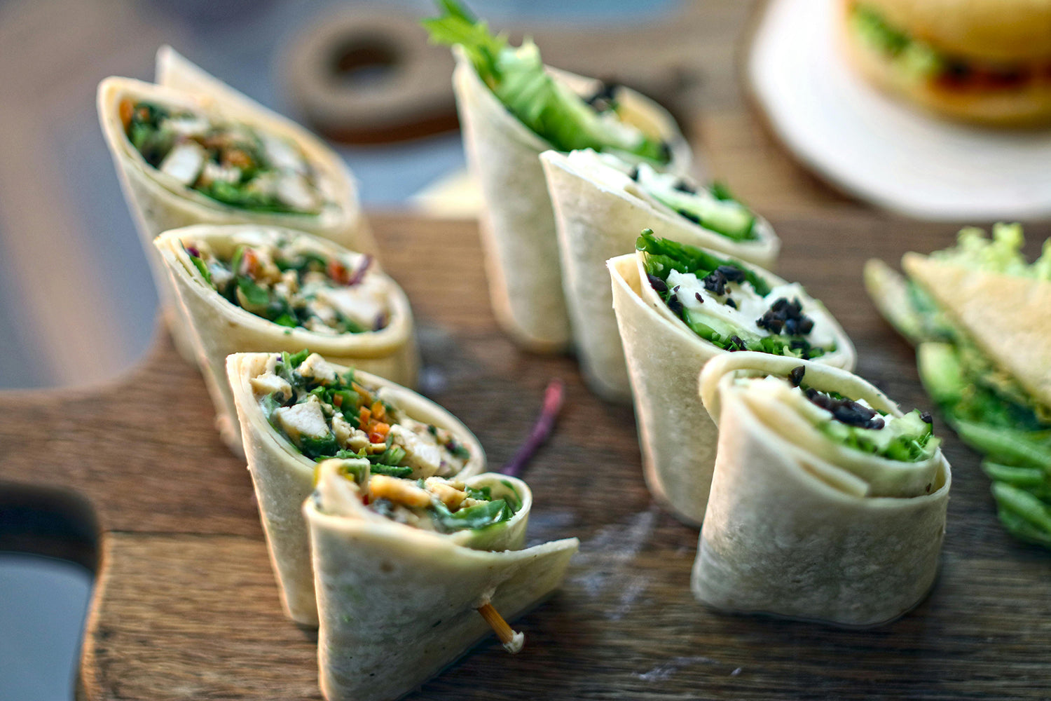 Gegrillte Hähnchen-Wraps mit Gemüse und Hummus