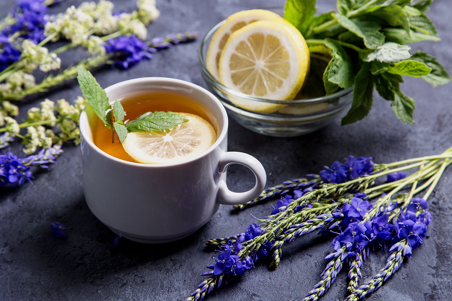 Lavendel-Kamillen-Tee mit Zitronenhonig
