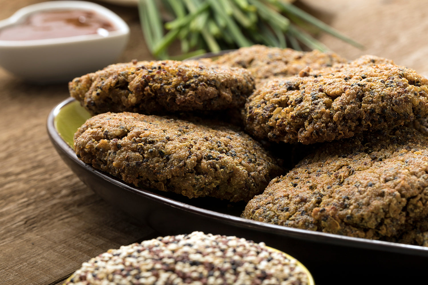 Quinoa-Bratlinge mit Paprika-Dip