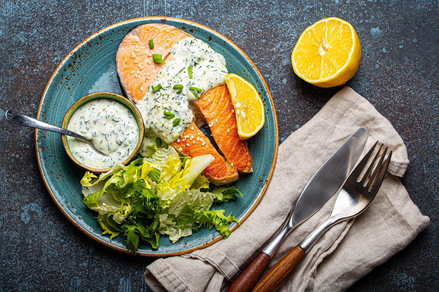 Gegrillter Lachs mit Zitronen-Dill-Sauce