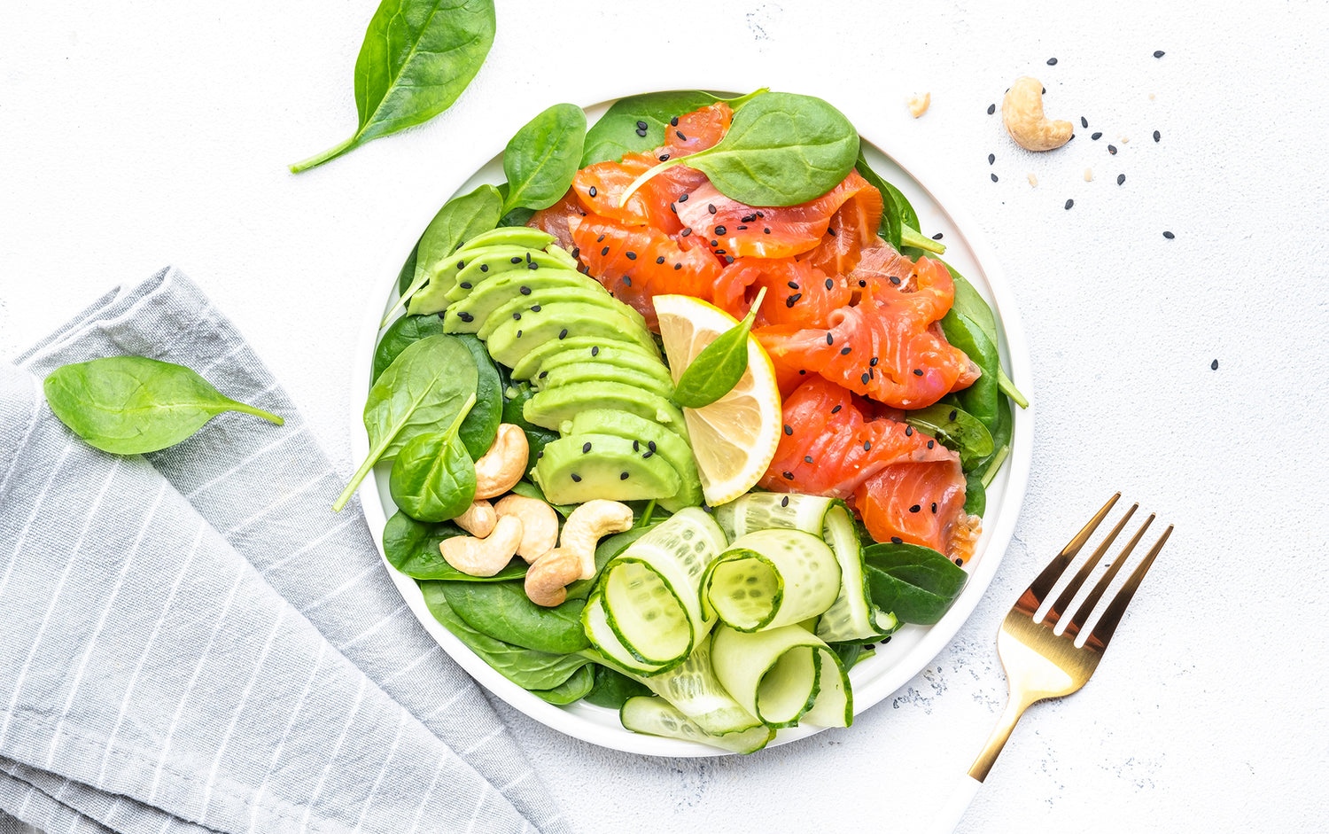 Lachs mit Avocado-Spinat-Salat